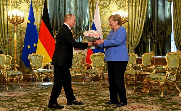 Меркель, здається, не збирається до Бучі. Вона й досі вважає, що рішення саміту НАТО у 2008 щодо України було правильним 