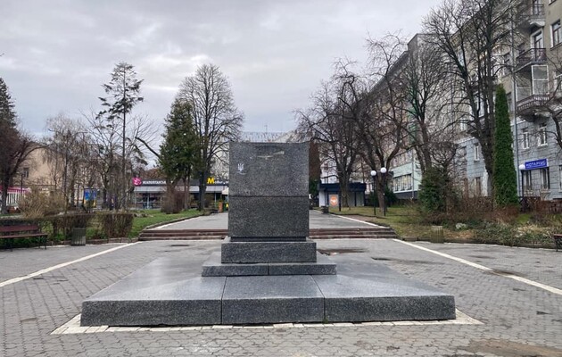 В Тернополе демонтировали памятник Пушкину