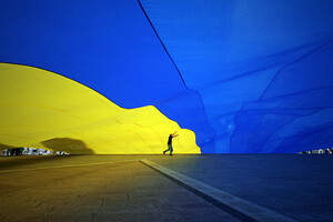 Украинские флаги приобрели небывалую популярность в мире