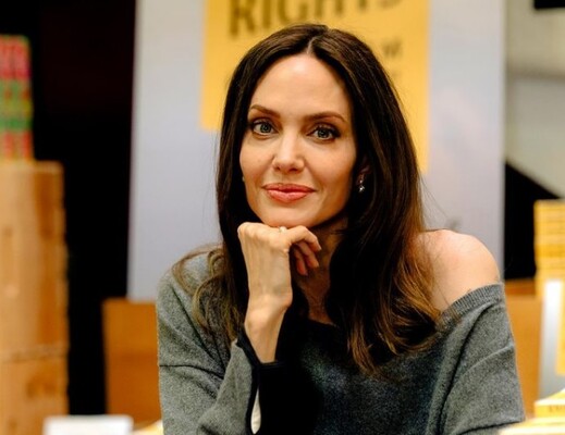 Анджелина Джоли приехала во Львов и пообщалась с переселенцами на вокзале