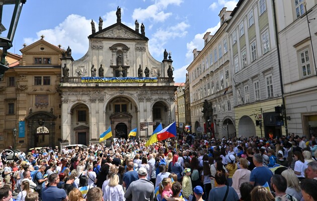 В Праге состоялся парад украинских вышиванок