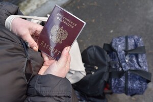 Окуповані: паспорти з орлом замість майбутнього