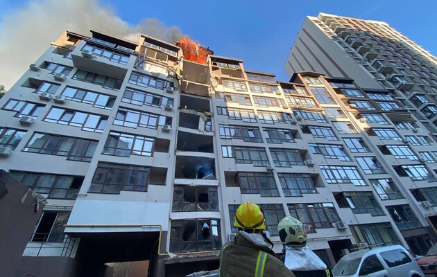 В «подбитом» доме в Киеве разрушены три этажа, есть пострадавшие