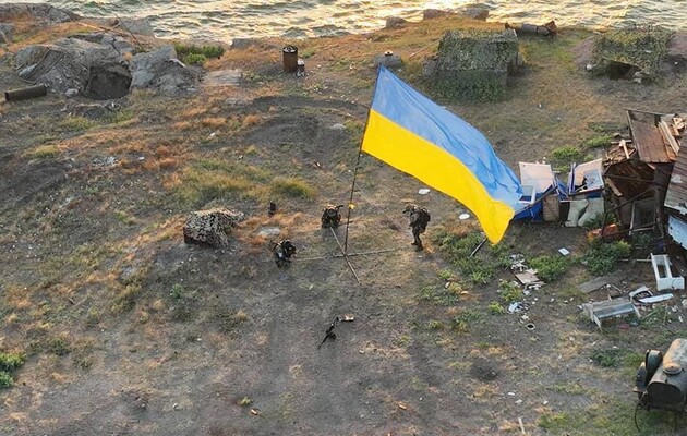 Украинский флаг на Змеином является признаком несокрушимости нашей страны — Зеленский