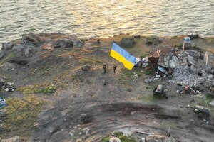 Украинские военные устанавливали флаг Украины на Змеином под риском обстрела. ФОТО
