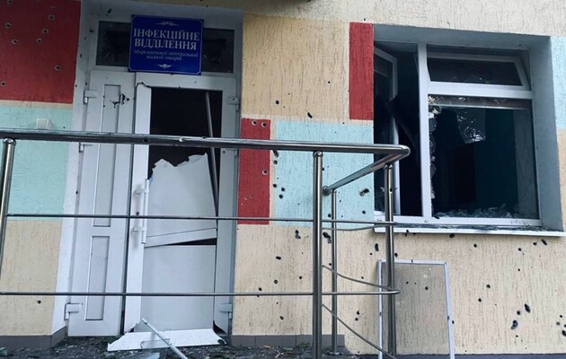 Оккупанты обстреляли город Марганец, разрушили часть больницы