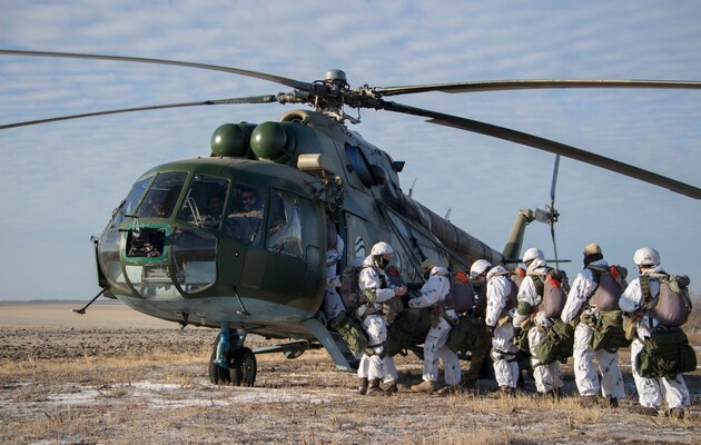 Украинские десантники уничтожили российский бронетранспортер с экипажем