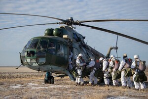 Украинские десантники уничтожили российский бронетранспортер с экипажем