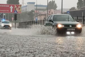 Непогода в Одессе: в городе затоплены улицы