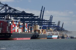 Портовики Великобритании забастовали вслед за железнодорожниками 
