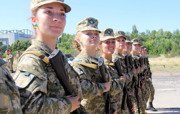 Штрафы для женщин, не ставших на воинский учет, не предусмотрены до конца года – юрист