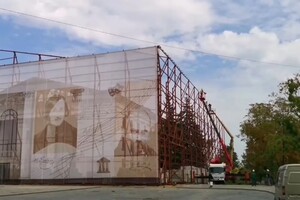На лесах Мариупольского драмтеатра оккупанты вывесили портреты Гоголя и Шевченко