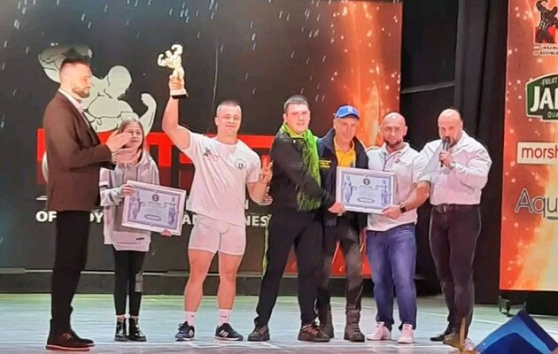 Украинский тяжелоатлет установил мировой рекорд в приседании со штангой