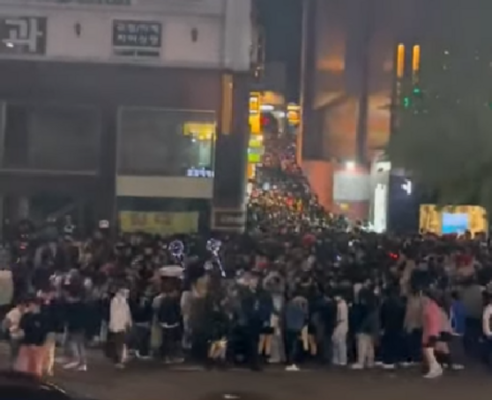 Смерть 150 корейцев в давке: полиция не выехала по вызову после 10 звонков с просьбой о помощи