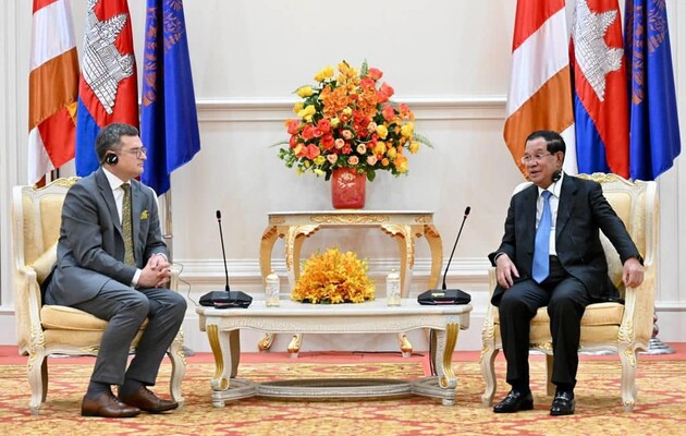 Кулеба совершил первый в истории Украины визит министра в Камбоджу