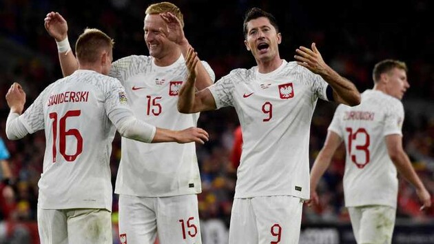 Polnisches Team flog in Begleitung von Kampfjets zur FIFA Fussball-Weltmeisterschaft 2022
