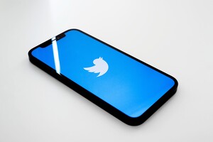 Стоимость «синей галочки» в Twitter будет выше для пользователей iPhone – СМИ
