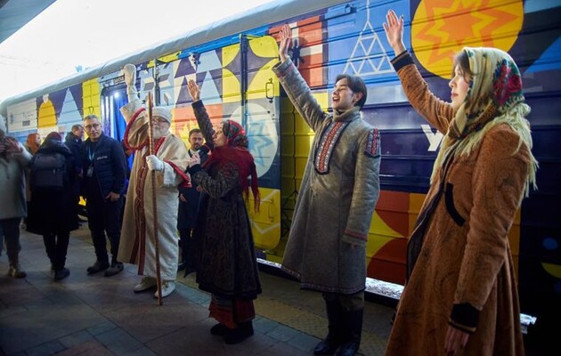 Der Nikolauszug transportiert 33.000 Geschenke für Kinder aus den besetzten Gebieten durch die Ukraine