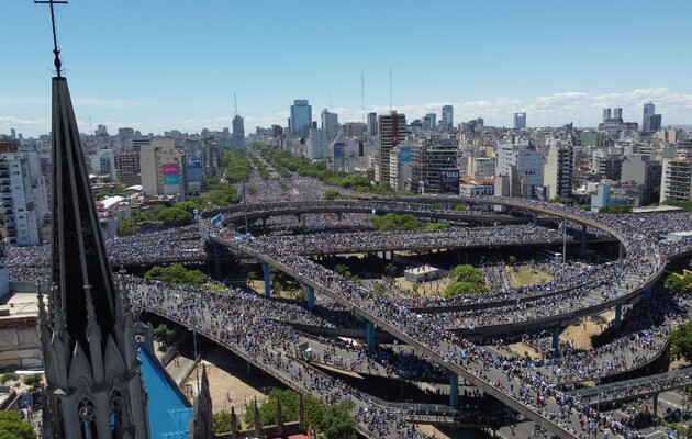 Millions of people came to the streets of Buenos Aires to meet the Argentine national team after the victory at the 2022 World Cup