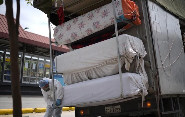 Переполненные крематории и больницы: COVID накрывает китайские города после отмены ограничений