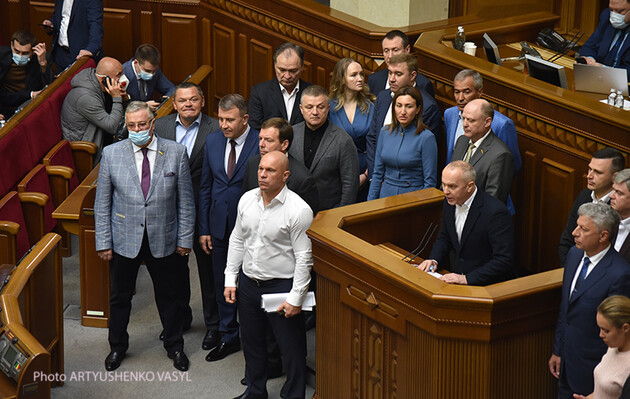 Більшість українців виступають за позбавлення мандату представників заборонених нині партій — опитування