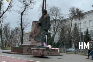 Ломоносов — все: в Днепре на один памятник российскому деятелю стало меньше