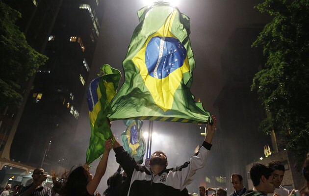 В Бразилии задержали более 400 сторонников Болсонару, устроивших беспорядки
