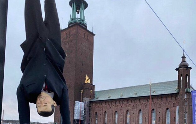 Манекен, що нагадує Ердогана, повісили у Стокгольмі догори ногами