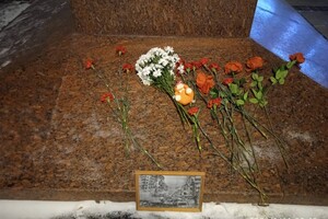 В Москве создали стихийный мемориал в память о жертвах удара РФ по Днепру – СМИ