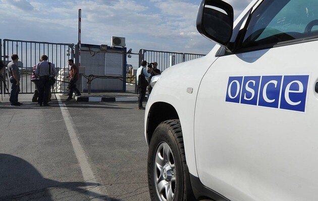 Росія утримує трьох співробітників ОБСЄ та вкарала 50 броньованих позашляховиків організації