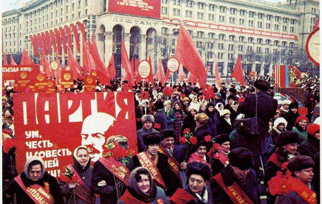 Українці стали менше тужити за СРСР і більше підтримувати засудження його політики – опитування