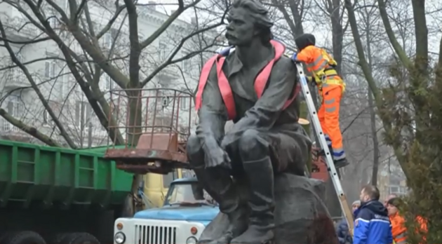 Российский город предложил мэру Днепра обменять демонтированные советские памятники на дрова: ответ получили в том же стиле