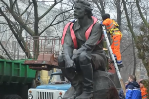 Российский город предложил мэру Днепра обменять демонтированные советские памятники на дрова: ответ получили в том же стиле