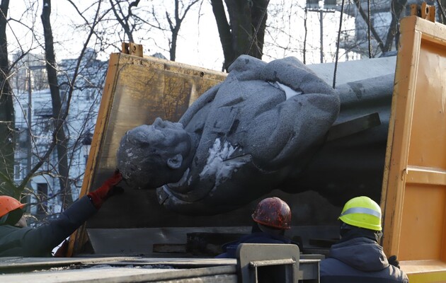 В Киеве завершили демонтаж памятника Ватутину, теперь будут планировать его перезахоронение