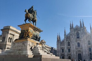 Статую итальянского короля в Милане облили краской, чтобы привлечь внимание к проблемам климата