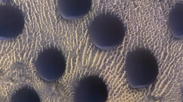NASA показало снимки загадочных кругов на Марсе