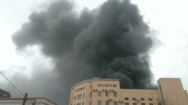 В Ростове-на-Дону масштабный пожар — горит здание Пограничной службы России