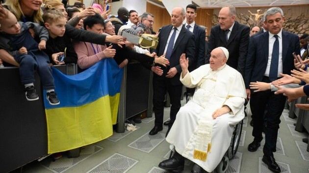Папа Франциск встретился с беженцами из Украины и призвал молиться о мире