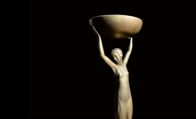 Античные богини и музы VS Айрис: трофей Букеровской премии теперь имеет свое название