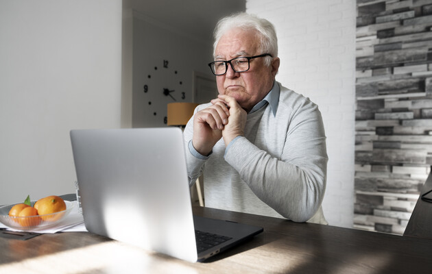 Пенсионерам придется отстоять очередь даже для онлайн-регистрации в ПФУ