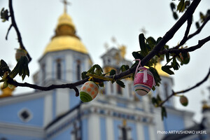 Пасха 2023: Как верующие освящали корзины в Михайловском соборе в Киеве