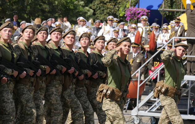 Воинский учет женщин: когда украинкам необходимо на него стать