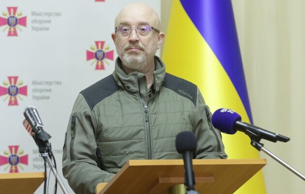 Глава Минобороны Украины подарил футболки одесского 