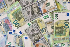 Курс валют на сьогодні: долар та евро синхронно дешевшають  