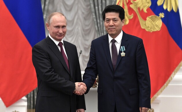 Годы работы в России и награда от Путина: кого Китай отправит в Украину для обсуждения мира
