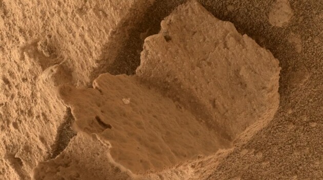 Марсоход NASA нашел на Красной планете камень, похожий на книгу