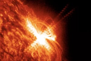 «Скрытое» пятно на Солнце выпустило мощную вспышку, которая привела к проблемам на Земле