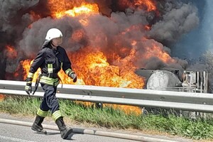 На трассе Киев-Харьков взорвался бензовоз