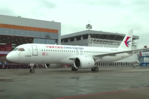 Китай построил свой первый пассажирский самолет, чтобы конкурировать с Airbus и Boeing: совершен первый полёт