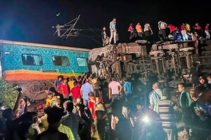 Более 200 погибших и около тысячи травмированных: в Индии произошла масштабная железнодорожная авария